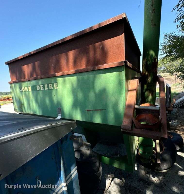 image for item DX1110 John Deere grain cart