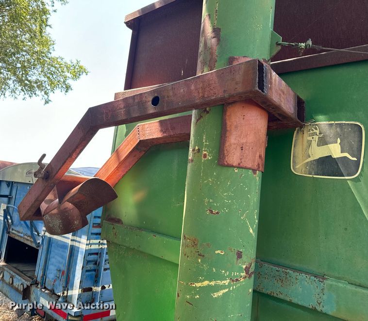 image for item DX1110 John Deere grain cart