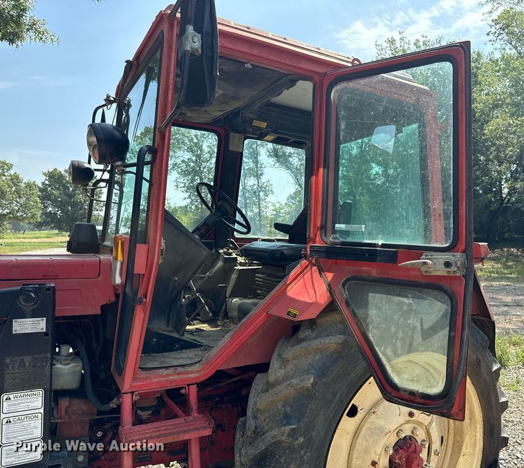image for item DX1153 Belarus 825 MFWD tractor