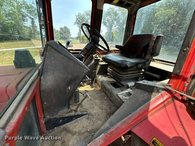 image for item DX1153 Belarus 825 MFWD tractor