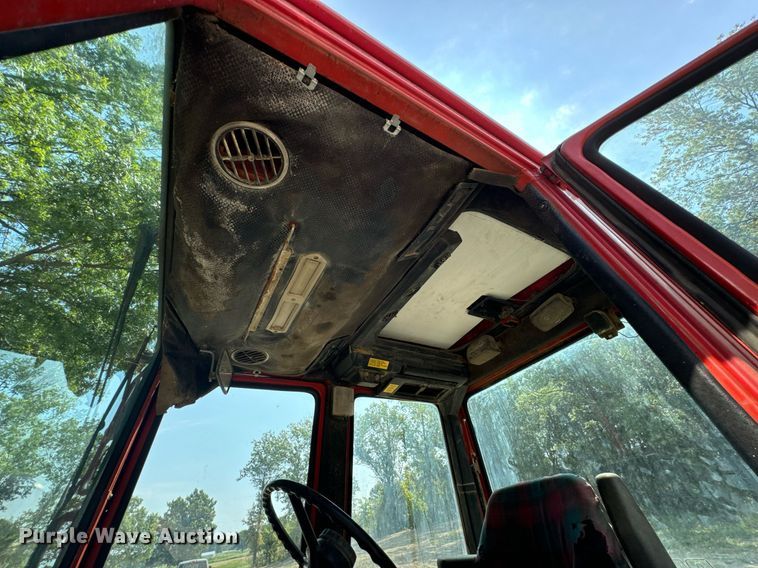 image for item DX1153 Belarus 825 MFWD tractor