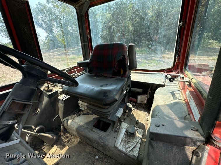 image for item DX1153 Belarus 825 MFWD tractor