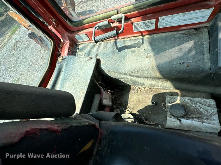 image for item DX1153 Belarus 825 MFWD tractor