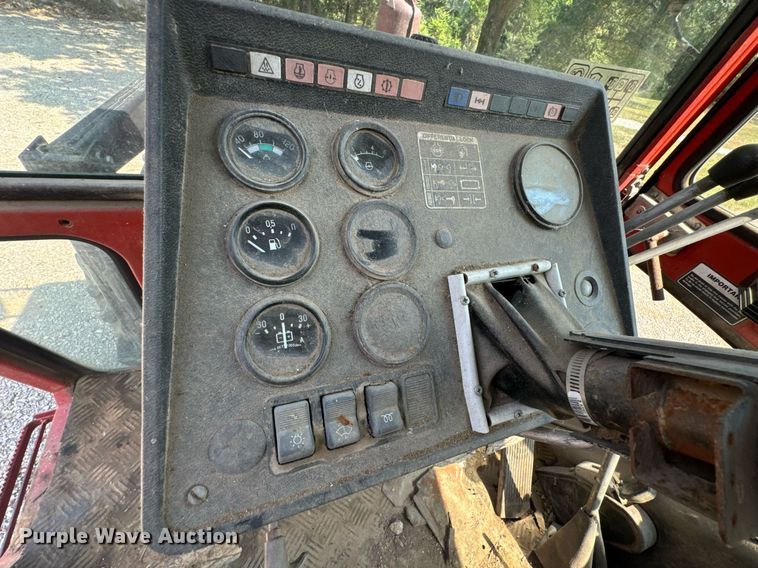 image for item DX1153 Belarus 825 MFWD tractor