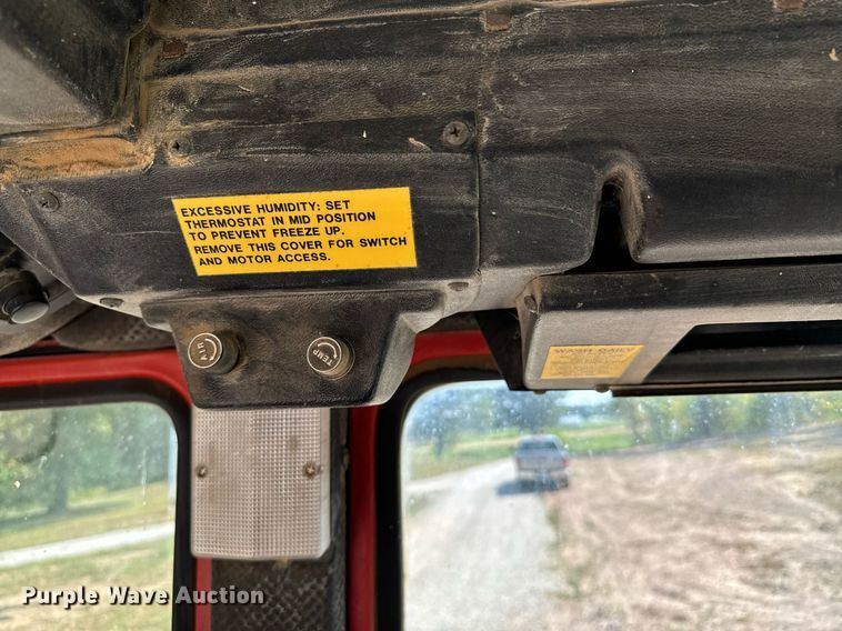 image for item DX1153 Belarus 825 MFWD tractor