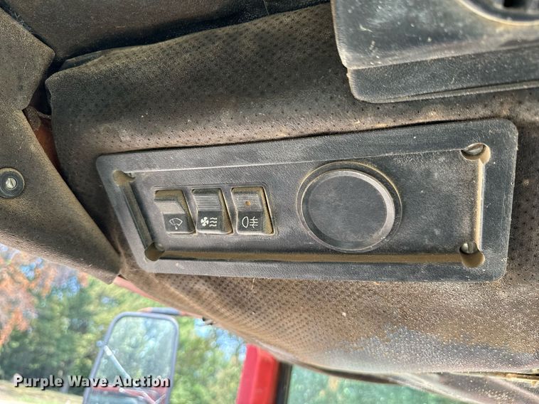 image for item DX1153 Belarus 825 MFWD tractor