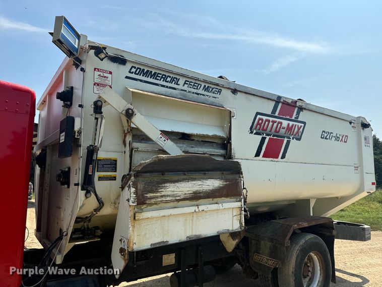 image for item EE7508 2014 Kenworth T370 feed mixer truck