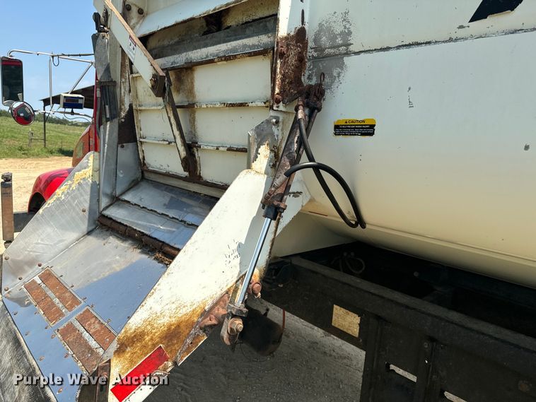 image for item EE7508 2014 Kenworth T370 feed mixer truck