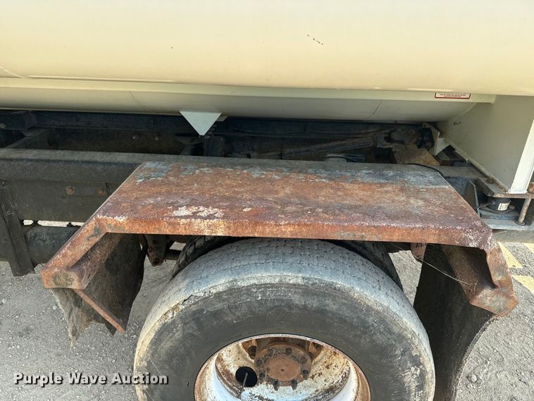 image for item EE7508 2014 Kenworth T370 feed mixer truck