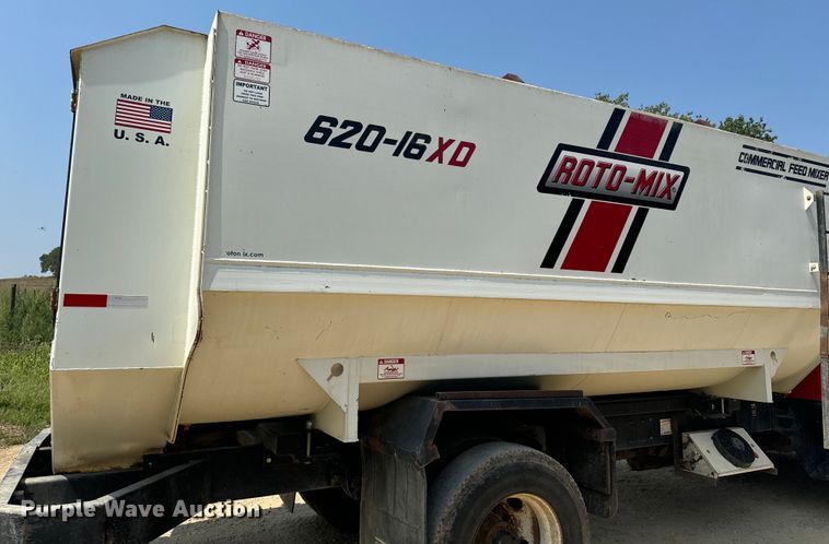 image for item EE7508 2014 Kenworth T370 feed mixer truck