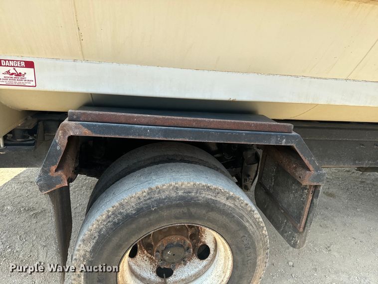 image for item EE7508 2014 Kenworth T370 feed mixer truck