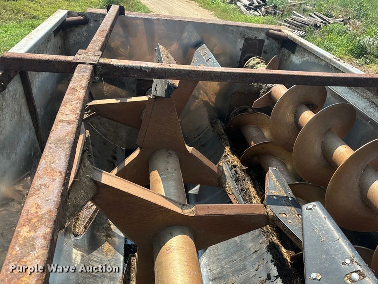 image for item EE7508 2014 Kenworth T370 feed mixer truck