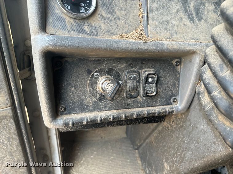 image for item EE7508 2014 Kenworth T370 feed mixer truck