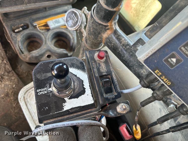 image for item EE7508 2014 Kenworth T370 feed mixer truck