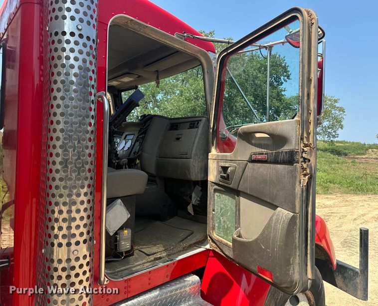 image for item EE7508 2014 Kenworth T370 feed mixer truck