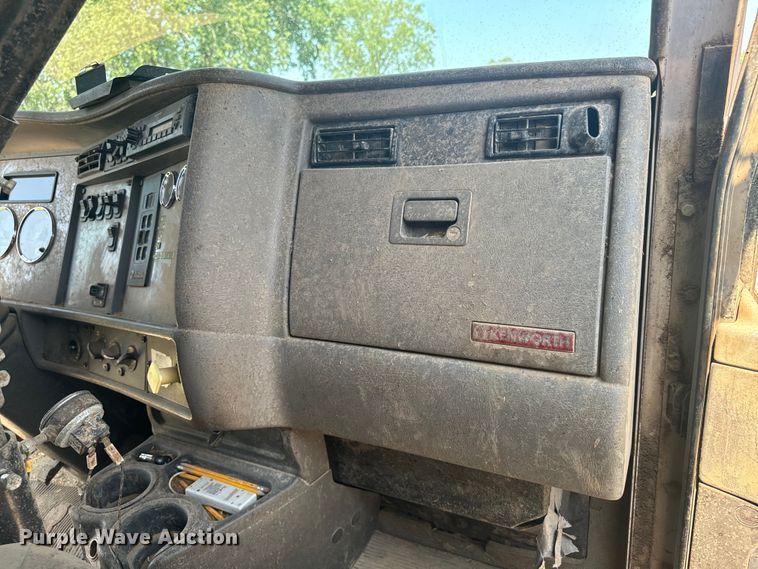 image for item EE7508 2014 Kenworth T370 feed mixer truck