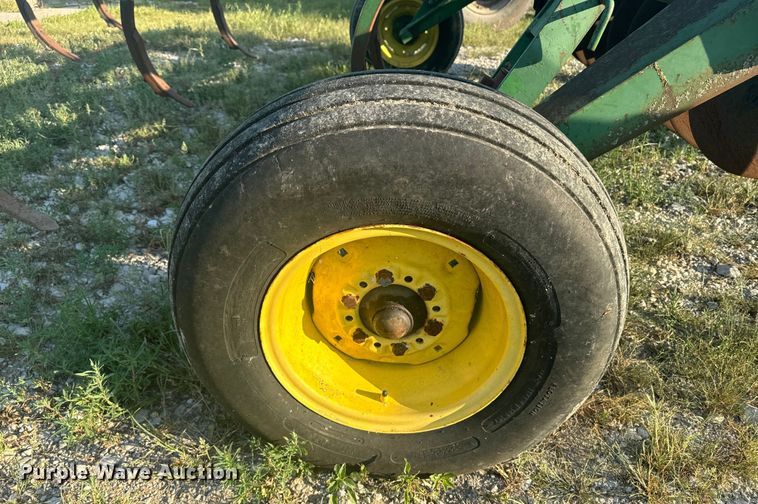 image for item EE7537 John Deere 712 disk ripper