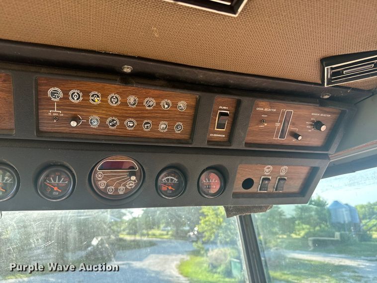 image for item EE7539 Massey Ferguson 850 combine