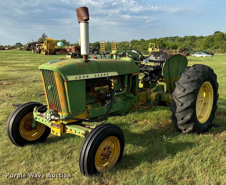 image for item EE7548 1962 John Deere 1010 tractor