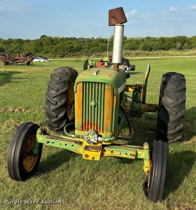 image for item EE7548 1962 John Deere 1010 tractor