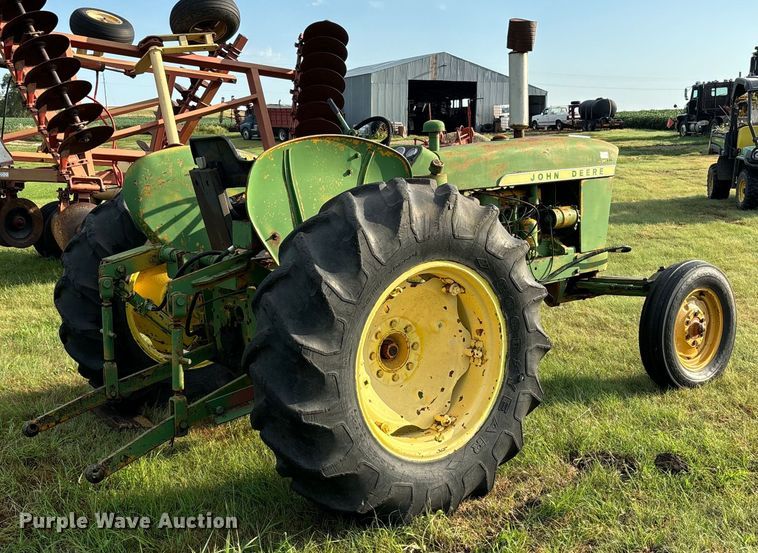 image for item EE7548 1962 John Deere 1010 tractor