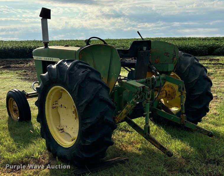 image for item EE7548 1962 John Deere 1010 tractor