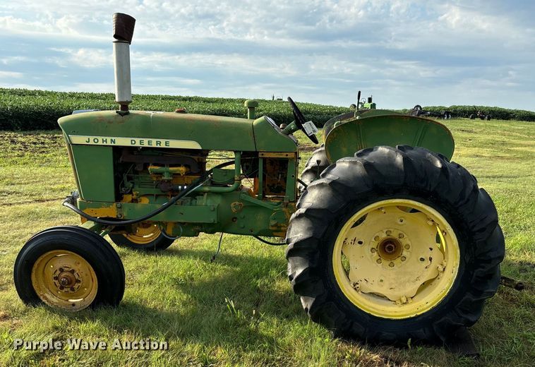 image for item EE7548 1962 John Deere 1010 tractor