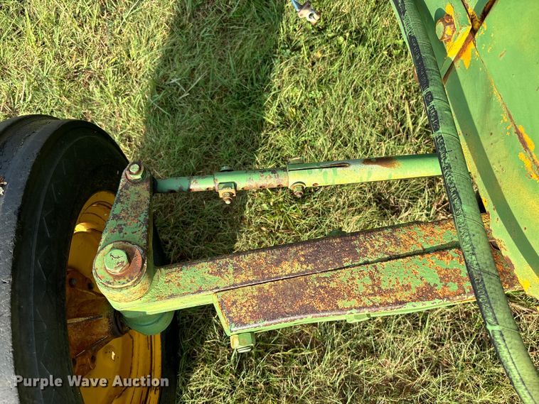 image for item EE7548 1962 John Deere 1010 tractor