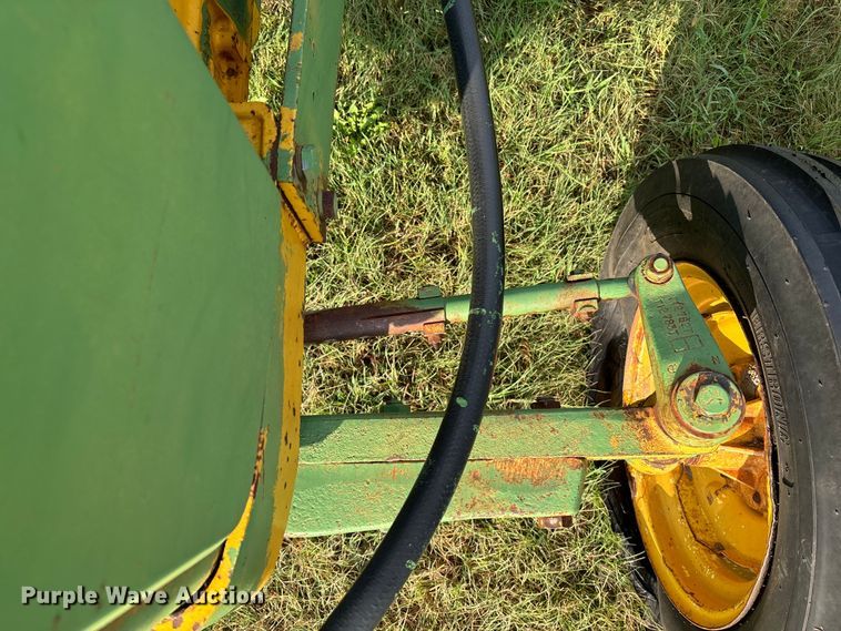 image for item EE7548 1962 John Deere 1010 tractor