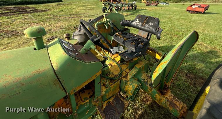 image for item EE7548 1962 John Deere 1010 tractor