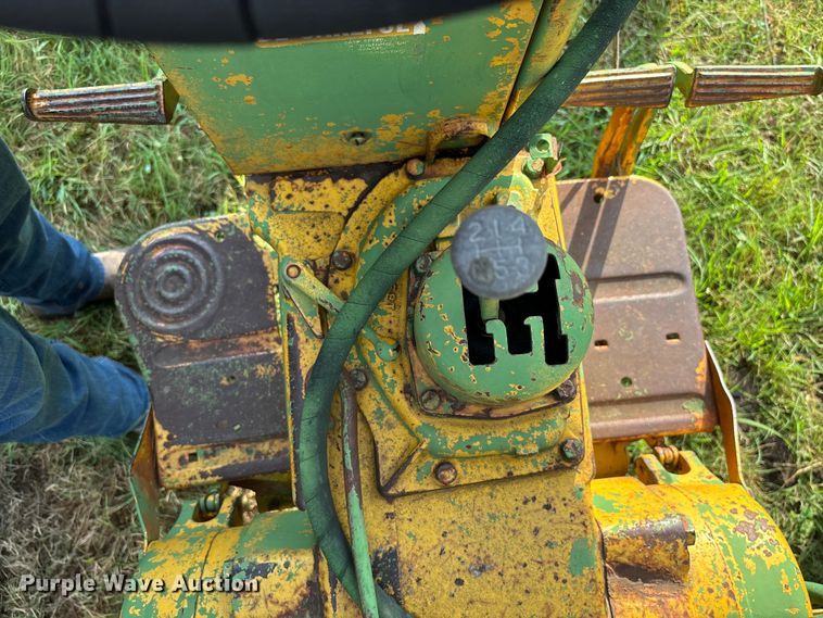 image for item EE7548 1962 John Deere 1010 tractor