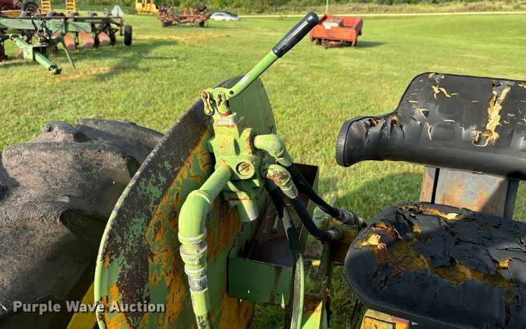 image for item EE7548 1962 John Deere 1010 tractor