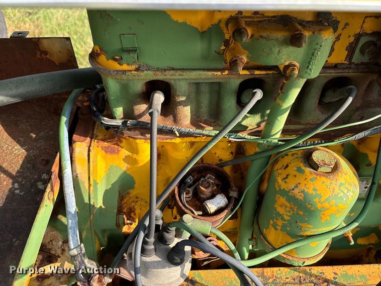 image for item EE7548 1962 John Deere 1010 tractor