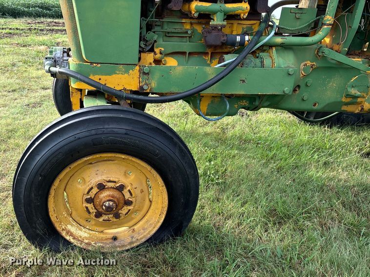 image for item EE7548 1962 John Deere 1010 tractor