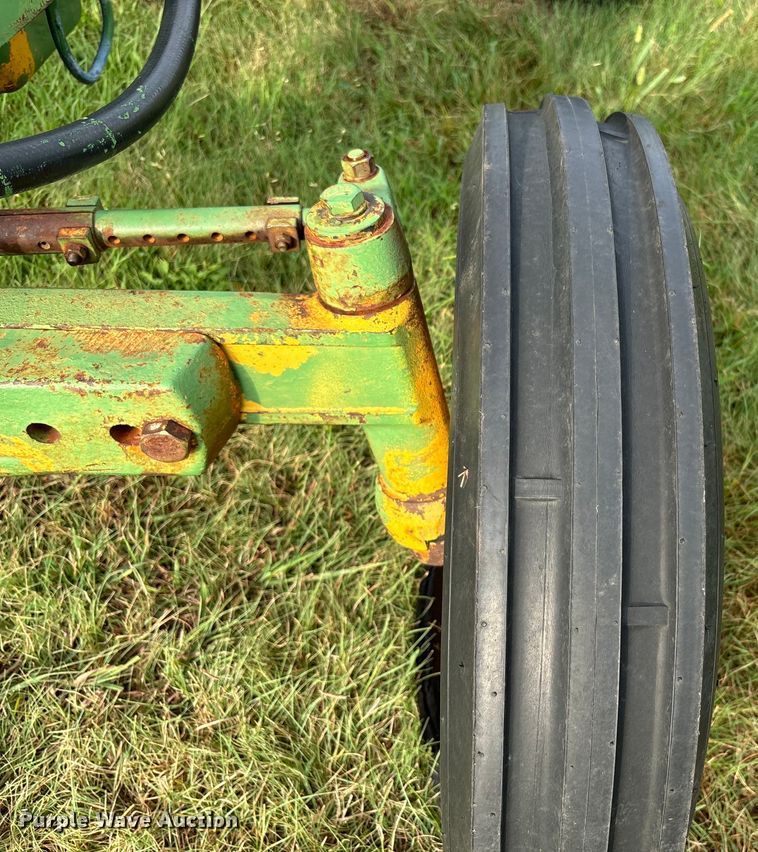 image for item EE7548 1962 John Deere 1010 tractor