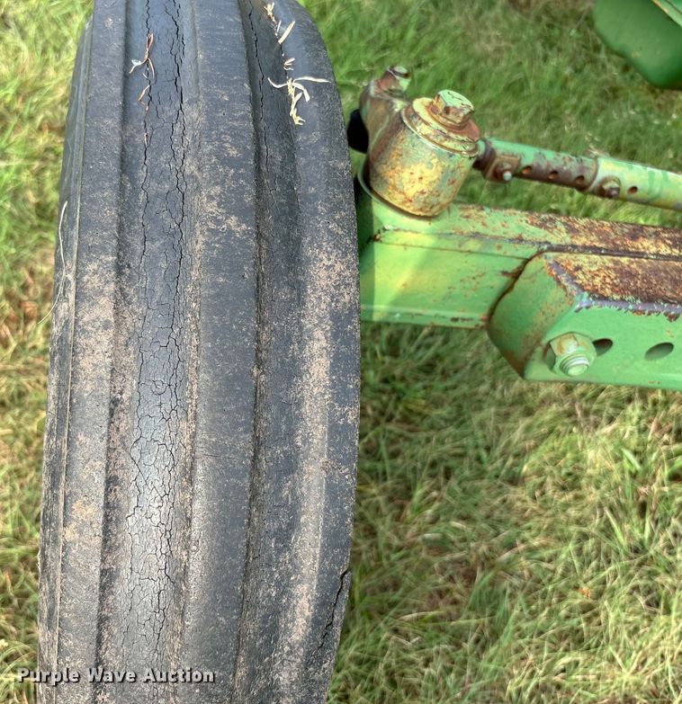 image for item EE7548 1962 John Deere 1010 tractor