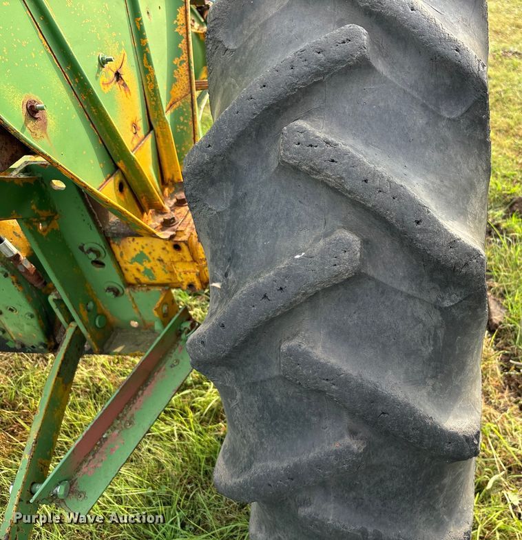 image for item EE7548 1962 John Deere 1010 tractor