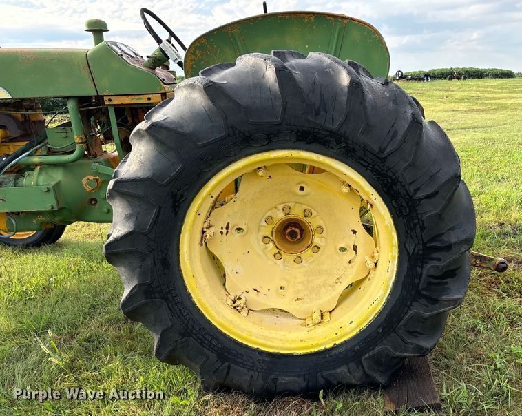 image for item EE7548 1962 John Deere 1010 tractor