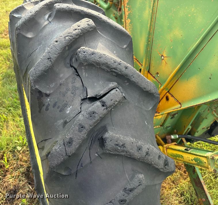 image for item EE7548 1962 John Deere 1010 tractor