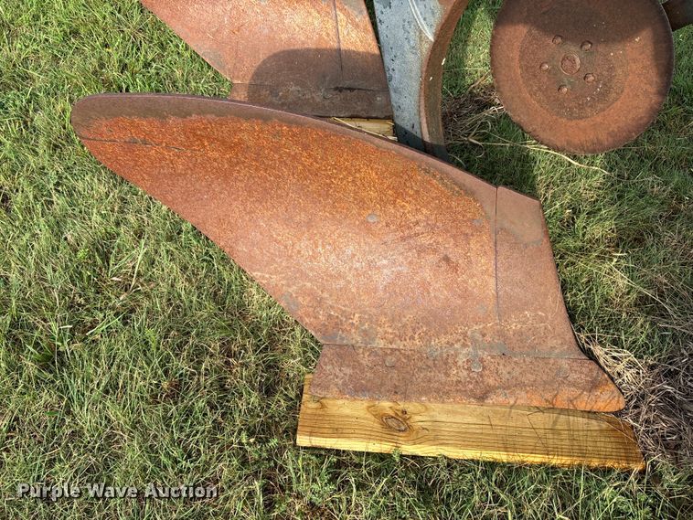 image for item EE7549 John Dree A2700 six bottom plow