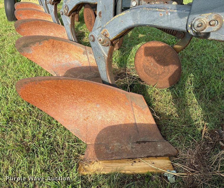 image for item EE7549 John Dree A2700 six bottom plow