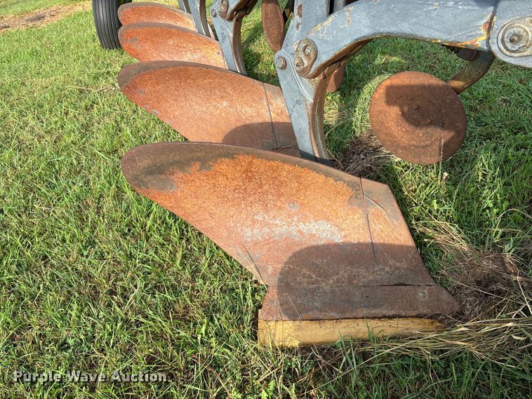 image for item EE7549 John Dree A2700 six bottom plow