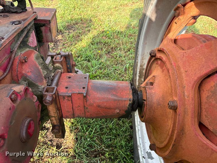 image for item EE7550 1952 International Harvester Farmall M tractor