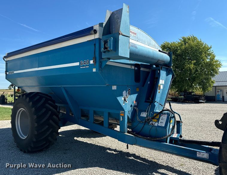 image for item EE7559 Kinze 640 grain cart