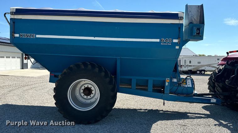 image for item EE7559 Kinze 640 grain cart