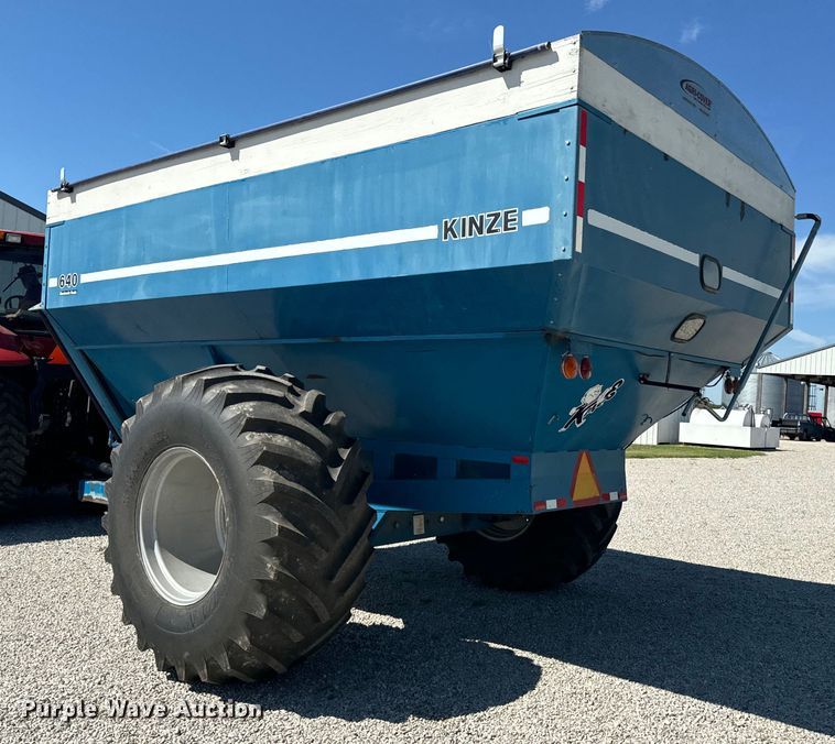 image for item EE7559 Kinze 640 grain cart