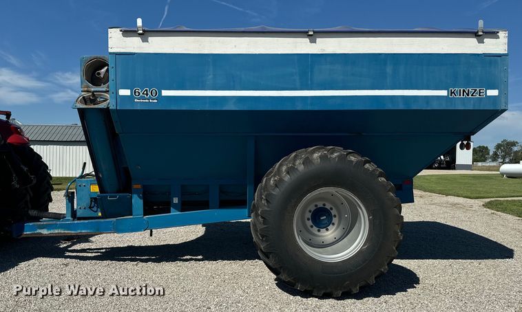 image for item EE7559 Kinze 640 grain cart