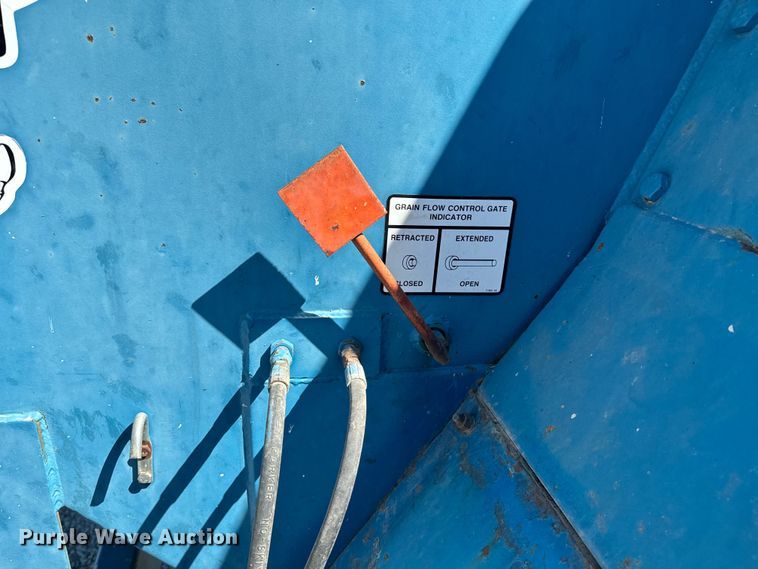 image for item EE7559 Kinze 640 grain cart