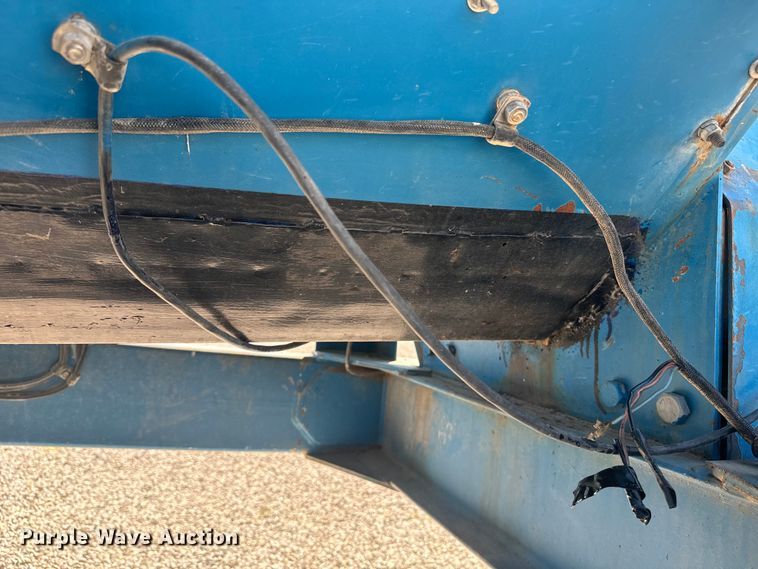 image for item EE7559 Kinze 640 grain cart