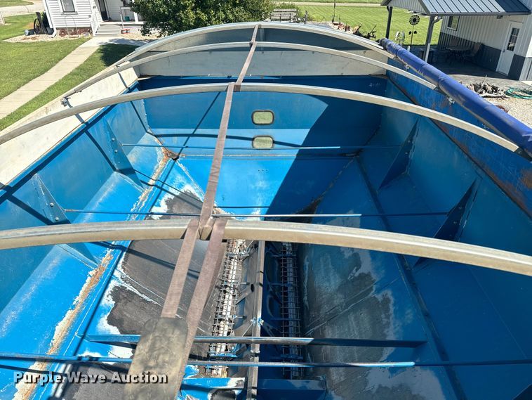 image for item EE7559 Kinze 640 grain cart